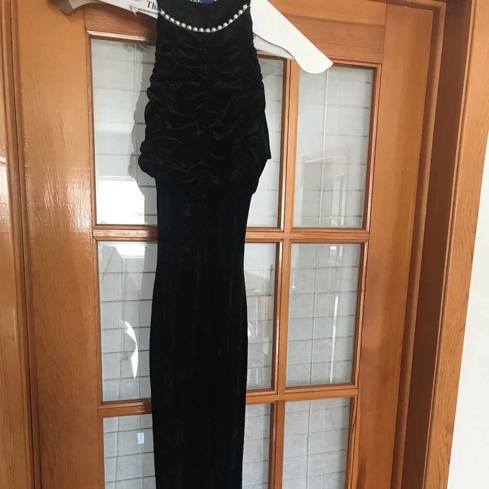 Black dress with high neck pearls, Audrey Hepburn